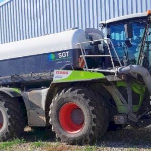 foto 16m3/8m kejdovač SGT+ Claas Xerion 4000 s SPZ hnojení agro pole rozmetadlo