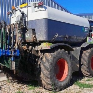 foto 16m3/8m kejdovač SGT+ Claas Xerion 4000 s SPZ hnojení agro pole rozmetadlo